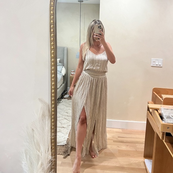 NWOT flowy maxi dress with slits - Picture 4 of 4